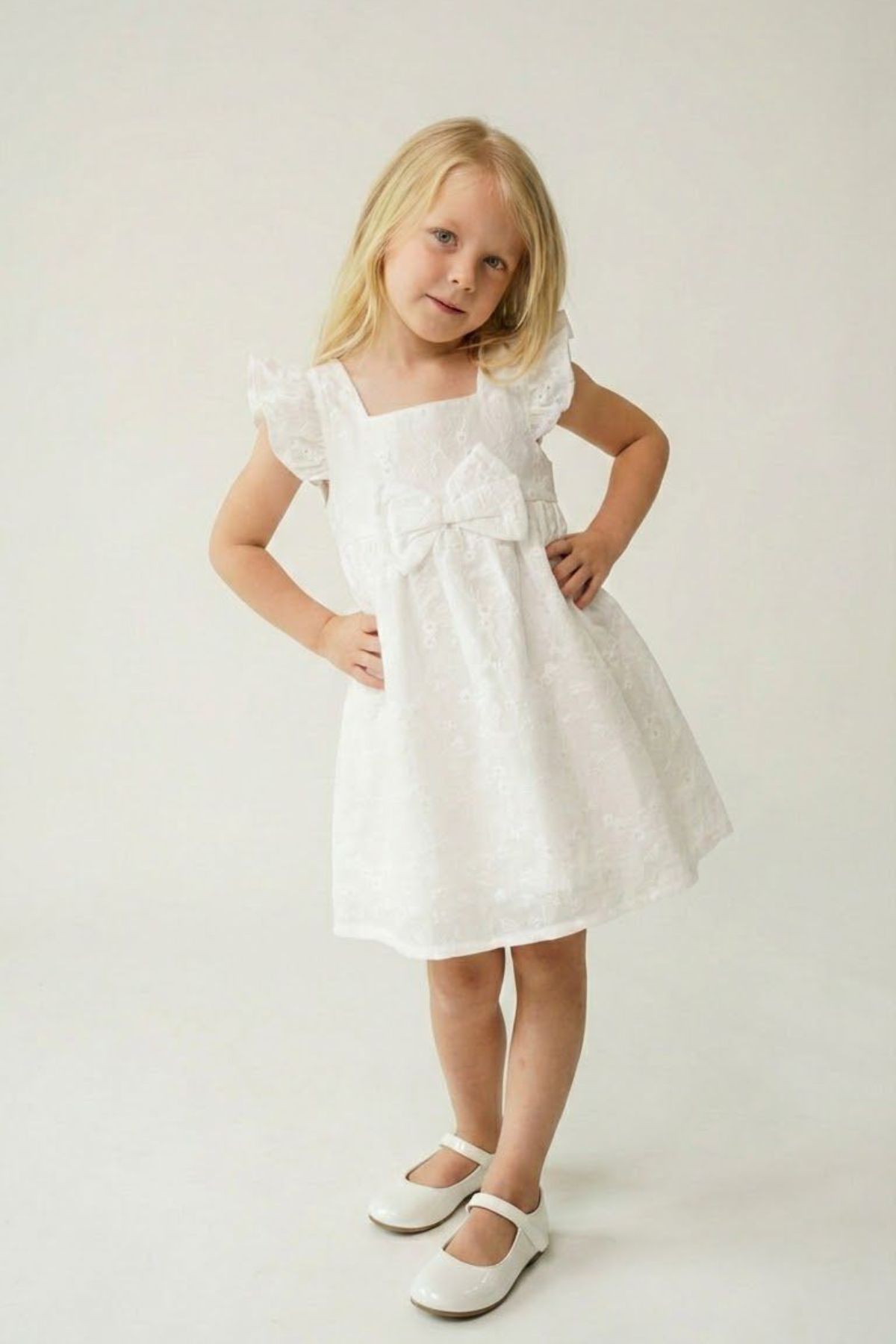 Детска рокля с къс ръкав, бял цвят