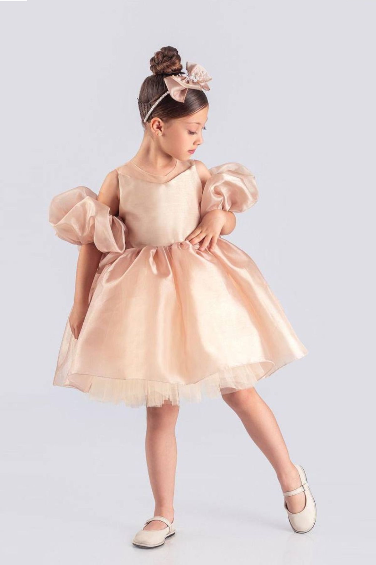 Детска официална рокля с ръкавели и диадема, бежов цвят