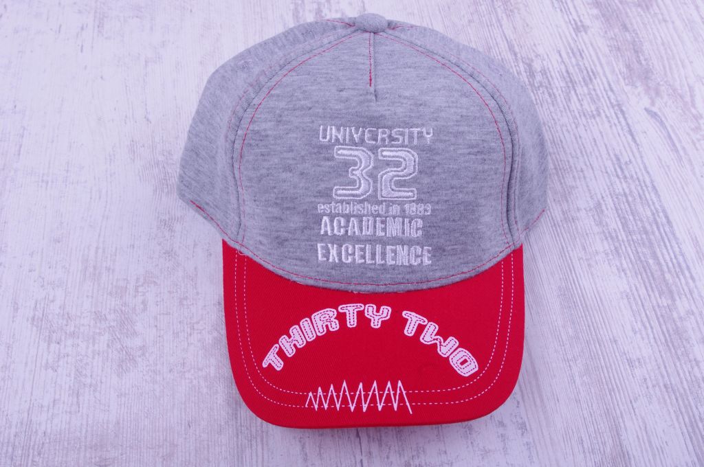 Шапка с козирка