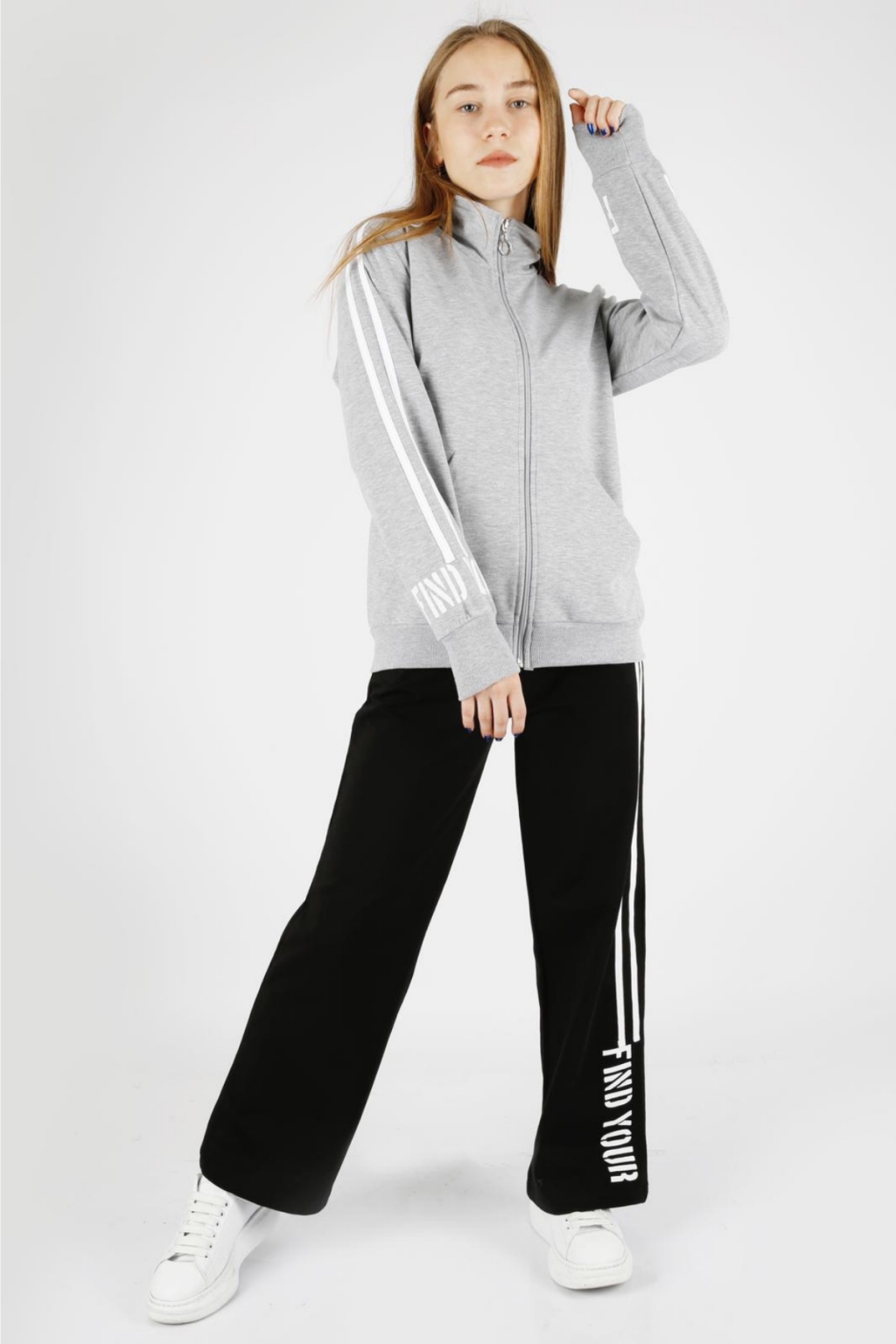 Спортен екип момиче