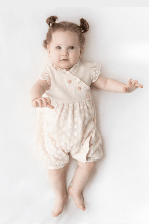 Бебешки гащеризон за момиче с къс ръкав, цвят екрю 