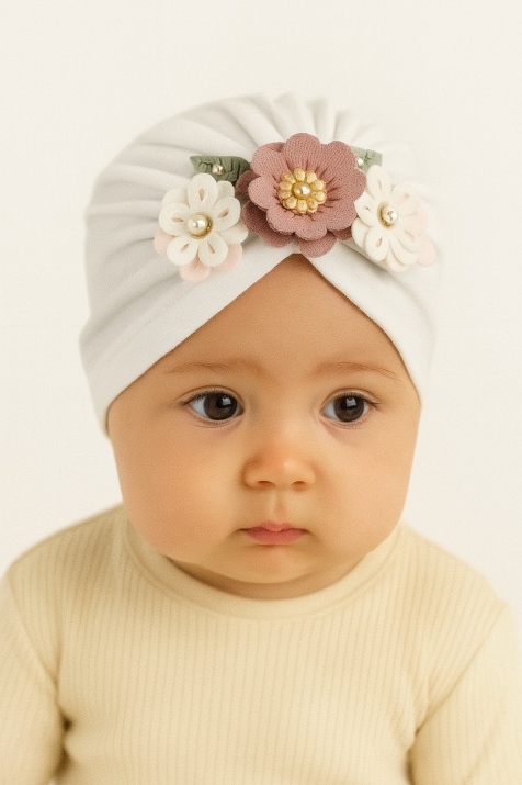 Бебешка шапка Flowers, бял цвят