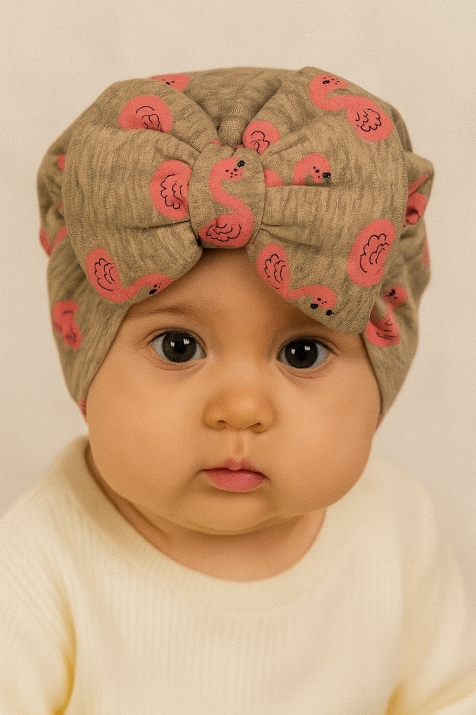 Бебешка шапка момиче с фламинго, сив цвят