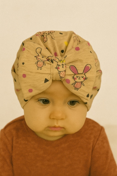 Бебешка шапка момиче със зайче, бежов цвят