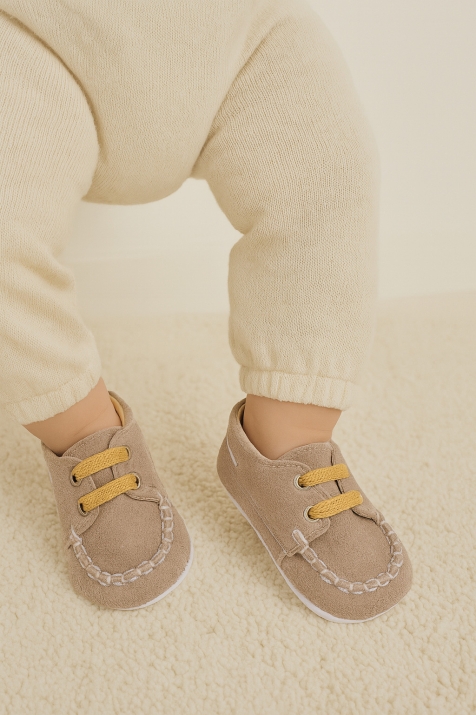 Бебешки декоративни обувки за момче, бежов цвят